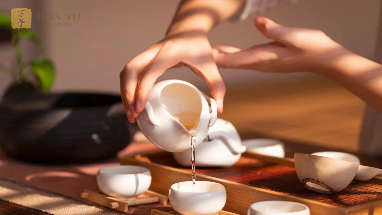 Triết lý sống của người Trung Quốc là tấm gương phản chiếu cách họ nhìn đời, hiểu người và gìn giữ sự bình yên trong tâm hồn. Trải qua hàng nghìn năm lịch sử, những tư tưởng ấy không chỉ là lời dạy của cổ nhân, mà còn trở thành nguồn cảm hứng giúp con người hôm nay tìm thấy hướng đi, giá trị và sự hài hòa trong cuộc sống. Hãy cùng khám phá 10 triết lý sống tinh tế ấy — những điều giản dị nhưng đủ sâu sắc để chạm đến trái tim và khiến chúng ta suy ngẫm về chính mình.