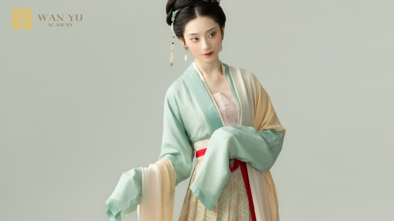 Hán phục thời Tần không chỉ là biểu tượng của quyền lực và trật tự xã hội mà còn là nền tảng quan trọng đặt nền móng cho văn hóa Hán phục sau này. Trong bối cảnh lịch sử đầy biến động thời Tần Thủy Hoàng, trang phục trở thành một công cụ thể hiện địa vị, quyền lực và trật tự xã hội chặt chẽ. Đây cũng là giai đoạn khởi nguồn cho hệ thống phục sức được quy định rõ ràng giữa các tầng lớp – một điểm nhấn đặc trưng góp phần định hình văn minh Trung Hoa.