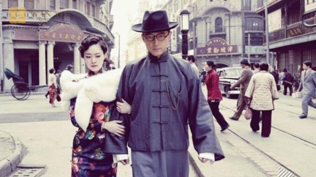 Trong kho tàng văn hóa phương Đông, trang phục truyền thống Trung Hoa luôn mang sức hút đặc biệt bởi vẻ đẹp tinh tế và chiều sâu lịch sử. Trong số đó, Mã Quái – Trường Bào được xem là biểu tượng trang nghiêm và đặc trưng nhất của thời nhà Thanh. Nếu bạn đang theo đuổi lĩnh vực văn hóa – ngôn ngữ Trung Quốc hoặc mong muốn tìm hiểu sâu về lịch sử trang phục để phục vụ học tập, biểu diễn hay nghiên cứu, thì việc nắm rõ đặc điểm của bộ phục trang này là vô cùng cần thiết. 