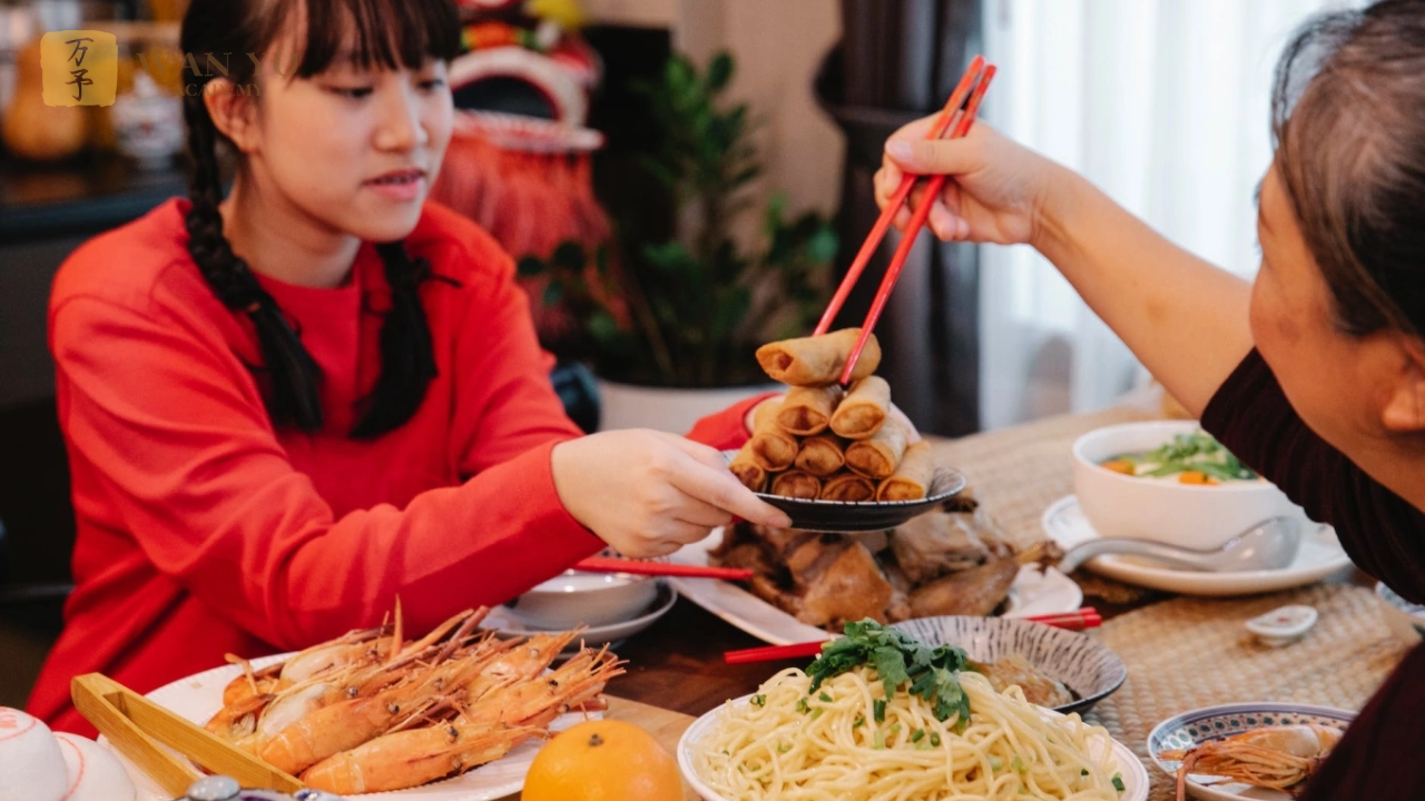 Ẩm thực Trung Quốc từ lâu đã nổi tiếng bởi sự đa dạng, tinh tế và đậm đà truyền thống. Trong mỗi bữa cơm, các món ăn gia đình không chỉ ngon miệng mà còn mang nhiều ý nghĩa may mắn, sung túc và đoàn viên.