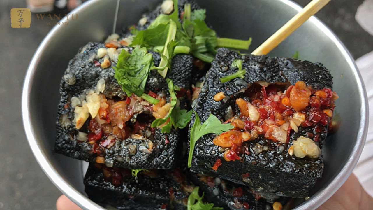 Bạn có tin rằng một trong những món ăn “nặng mùi” nhất châu Á lại được xem là đặc sản khiến hàng triệu người mê mẩn? Đậu hũ thối – món ăn khiến nhiều người “chạy mất dép” ngay từ lần đầu nghe tên – thực tế lại có giá trị dinh dưỡng cao và hương vị gây nghiện bất ngờ