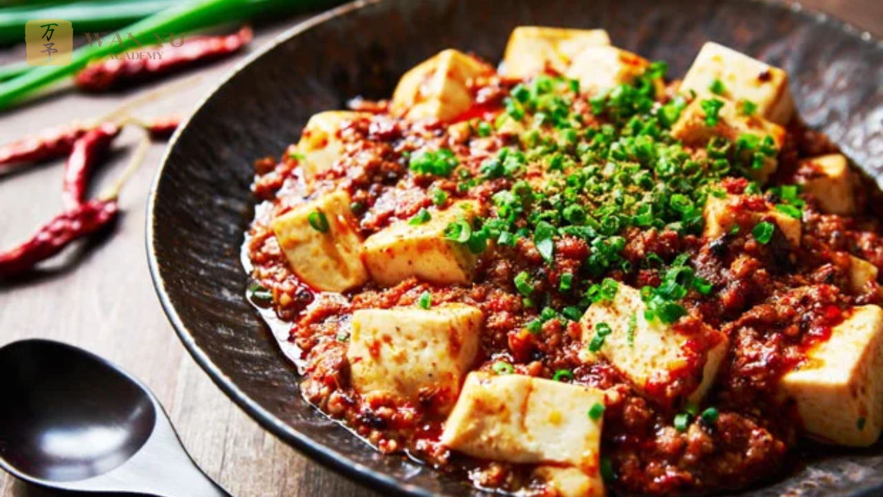 Ẩm thực Trung Hoa từ lâu nổi tiếng bởi sự cầu kỳ trong hương vị và cách chế biến. Nhưng giữa vô vàn món ăn rực rỡ, đậu hũ Tứ Xuyên (đậu phụ Mapo) vẫn giữ được vị thế đặc biệt: bình dân nhưng “gây thương nhớ”. Chỉ khi thưởng thức miếng đậu hũ mềm, thấm sốt cay nồng và thơm lừng, bạn mới hiểu vì sao món ăn này trở thành biểu tượng của tỉnh Tứ Xuyên – vùng đất đặc trưng với khẩu vị cay nóng bật mí đầy phong vị Á Đông.