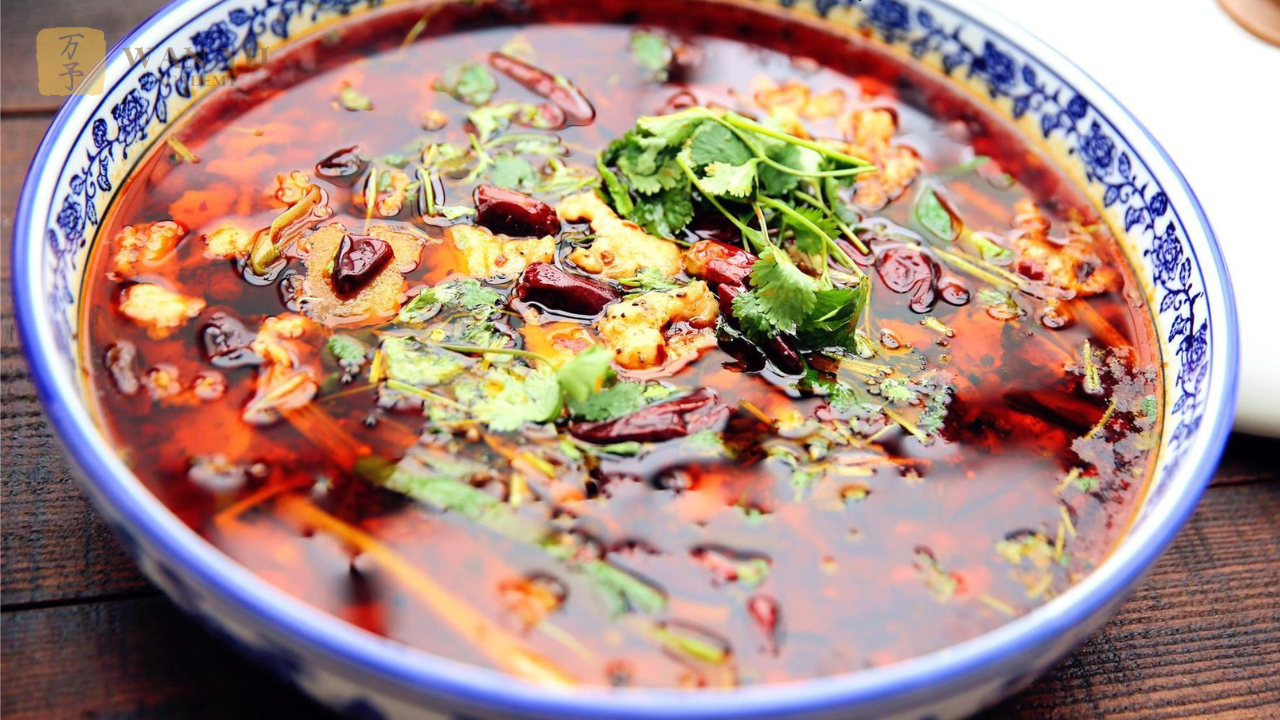 Ẩm thực Trung Quốc từ lâu nổi tiếng với sự phong phú, đa dạng và hương vị đậm đà. Một trong những đặc trưng thường được nhắc đến là việc sử dụng nhiều dầu mỡ, đặc biệt tại các vùng như Tứ Xuyên, Quảng Đông. Tuy nhiên, phía sau đặc điểm này không chỉ là thói quen ăn uống, mà còn là cả một nền văn hóa – lịch sử – khí hậu đã hình thành qua hàng nghìn năm.