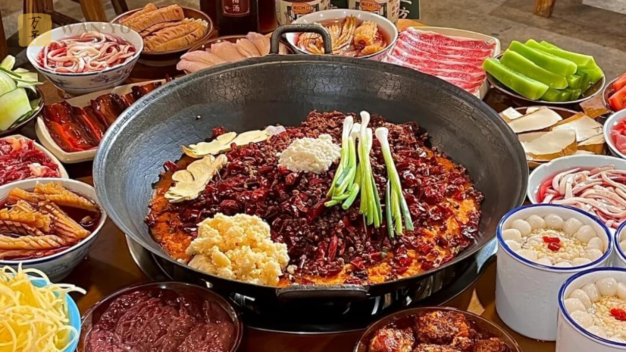 Ẩm thực Trung Hoa từ lâu đã nổi tiếng khắp thế giới nhờ sự phong phú, lâu đời và tinh tế. Tuy nhiên, vì sự đa dạng ấy mà không ít quan niệm lầm tưởng đã được lan truyền rộng rãi. Bài viết dưới đây sẽ giúp bạn hiểu đúng hơn về văn hóa ẩm thực Trung Quốc – và nếu bạn yêu thích tiếng Trung hoặc văn hóa Trung Hoa, đừng bỏ qua khóa học chuyên sâu tại Wan Yu Academy, nơi mang đến chương trình học bài bản kết hợp trải nghiệm văn hóa thực tế.