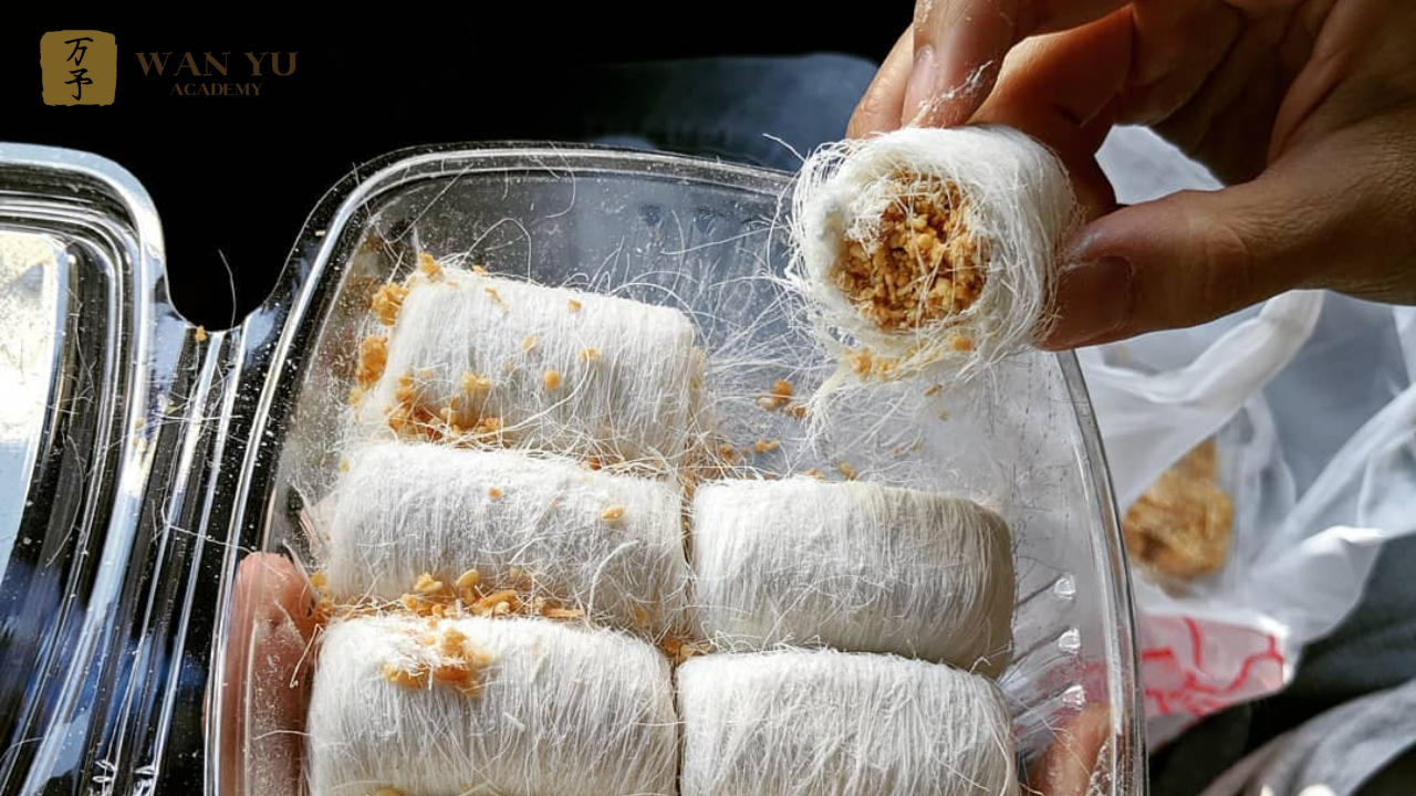 Bạn có từng thấy những sợi kẹo mảnh mai như râu rồng tan ngay trong miệng, hòa quyện cùng hương thơm béo ngậy của đậu phộng, mè và dừa? Đó chính là kẹo râu rồng (Dragon's Beard Candy), món ăn vặt truyền thống Trung Quốc không chỉ hấp dẫn về vị giác mà còn là một biểu tượng văn hóa lâu đời. Nếu bạn yêu thích ẩm thực và nghệ thuật chế biến thủ công, việc tìm hiểu về kẹo râu rồng sẽ mang đến những trải nghiệm thú vị. Và tại Wan Yu Academy, chúng tôi không chỉ giúp bạn thưởng thức mà còn hướng dẫn cách khám phá và sáng tạo ẩm thực truyền thống.