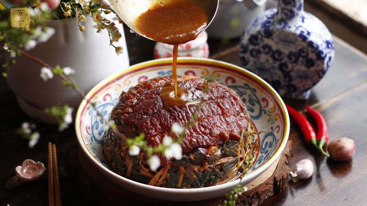 Bạn yêu thích ẩm thực Trung Hoa tinh tế, cầu kỳ? Hãy bắt đầu từ Khâu nhục (扣肉 – kòuròu) – món ăn mang linh hồn của ẩm thực Quảng Đông và cũng là biểu tượng cho sự công phu trong chế biến. Trong bài viết này, bạn sẽ khám phá nguồn gốc, cách chế biến, hương vị đặc trưng và lý do vì sao khâu nhục trở thành món ăn “đinh” của nhiều gia đình vào dịp lễ Tết.