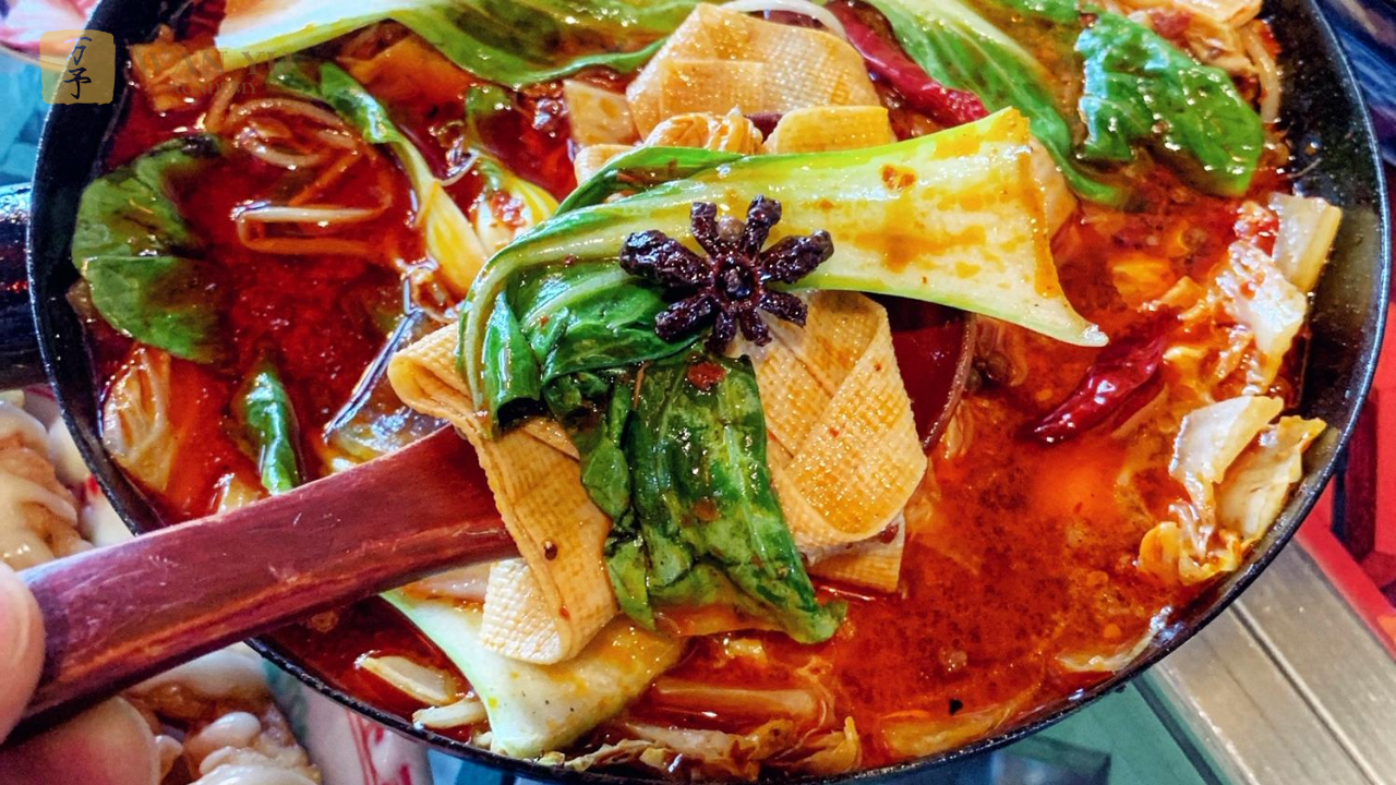 Bạn mê ẩm thực Trung Quốc? Bạn muốn hiểu sâu hơn về văn hóa – ngôn ngữ Trung Hoa thông qua món ăn nổi tiếng lẩu Malatang? Bài viết này không chỉ giúp bạn khám phá hương vị “tê – cay – nóng” đặc trưng mà còn là cầu nối để bạn đến gần hơn với văn hóa Trung Quốc. Và nếu bạn muốn học Tiếng Trung bài bản từ gốc để tự tin khám phá ẩm thực, du lịch hoặc du học, Trung tâm Wan Yu Academy luôn sẵn sàng đồng hành!