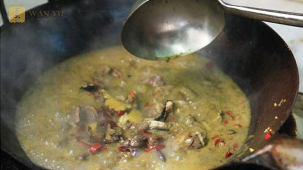 Ẩm thực Trung Quốc nổi tiếng với những món ăn độc đáo, từ ngon miệng đến… gây “sốc vị giác”. Trong số đó, lẩu phân bò (hay còn gọi là canh bách thảo) là một món ăn đặc biệt, vừa “kinh dị” với mùi hương lạ, vừa được người dân địa phương tin là tốt cho hệ tiêu hóa. Không phải ai cũng dám thử món ăn này, nhưng hiểu về lịch sử, cách chế biến và văn hóa thưởng thức sẽ giúp bạn có cái nhìn thú vị về ẩm thực Quý Châu.