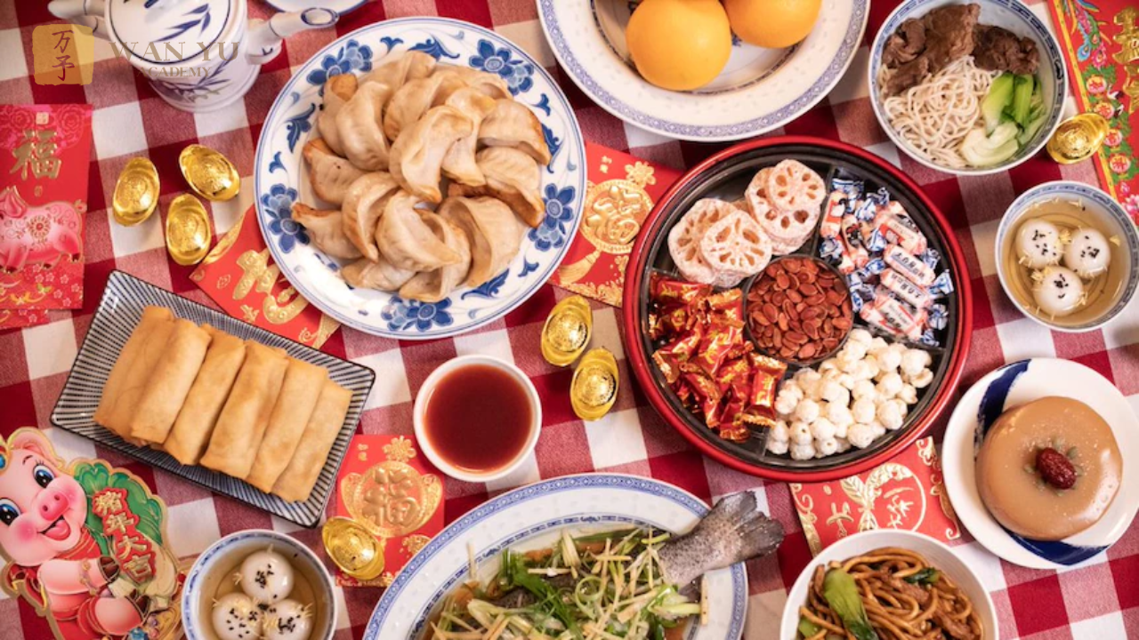 Trong văn hoá Á Đông, 12 món ăn trên mâm cỗ Tết không chỉ đơn thuần là món ăn, mà còn là lời chúc, là hy vọng và là niềm tin vào một năm mới sung túc. Người Trung Quốc đặc biệt coi trọng những món ăn mang ý nghĩa may mắn, bởi họ tin rằng “ăn gì – đón điều đó”. Mỗi món ăn trên mâm cỗ đều gắn với các biểu trưng tốt lành thông qua cách phát âm, màu sắc và cách trình bày.