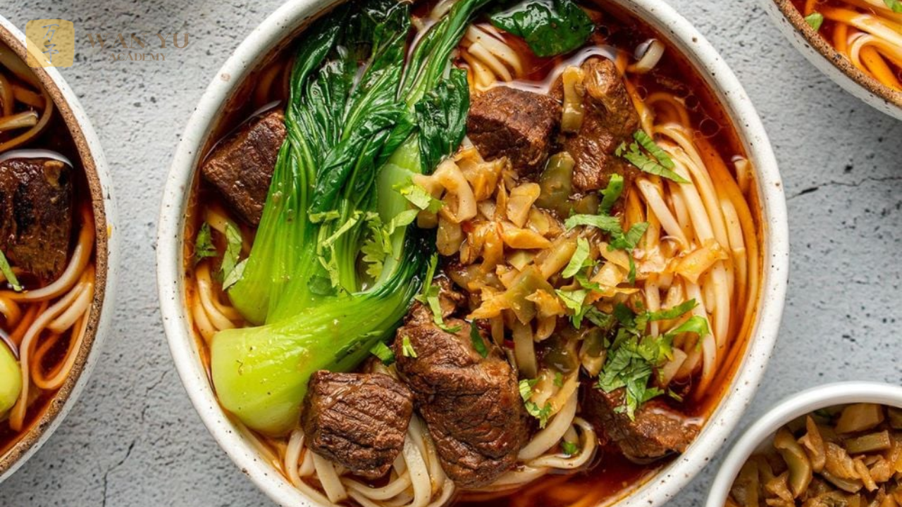 Trong đó, mì Trung Quốc là một biểu tượng đặc sắc – nơi từng sợi mì, từng lớp nước dùng đều mang theo dấu ấn vùng miền và lịch sử hàng trăm năm. Nếu bạn yêu thích văn hóa – ẩm thực Trung Hoa hoặc có dự định học tập, du lịch tại đất nước tỷ dân, bộ sưu tập Top 10 loại mì nổi tiếng nhất Trung Quốc dưới đây chắc chắn sẽ là “cẩm nang ẩm thực” bạn không thể bỏ qua.