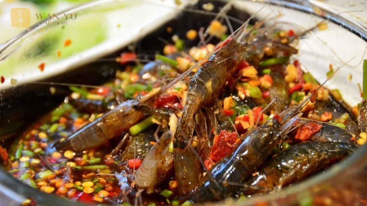 Trung Quốc – quốc gia có nền ẩm thực lâu đời và phong phú – không chỉ nổi tiếng với dimsum, vịt quay hay mì Lanzhou, mà còn sở hữu vô số món ăn “kỳ lạ”, độc đáo và thậm chí gây sốc. Tuy có vẻ ngoài “đáng sợ”, nhưng với người bản địa và nhiều du khách ưa khám phá, đây lại là những món ăn có hương vị khó quên và phản ánh sâu sắc văn hóa từng vùng. Bài viết dưới đây tổng hợp những món độc đáo nổi tiếng nhất, dựa trên các nguồn tin du lịch và báo chí Việt Nam.