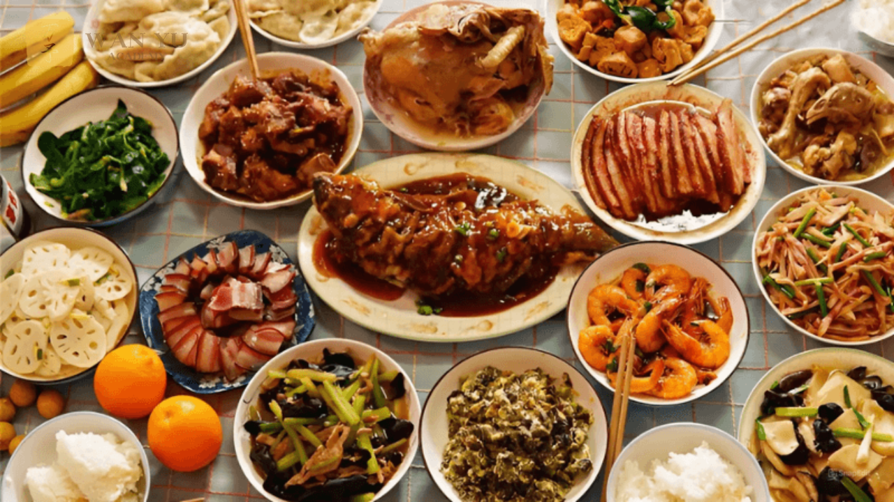 Món ăn truyền thống Trung Quốc không chỉ đa dạng mà còn mang chiều sâu văn hóa hàng nghìn năm. Mỗi món ăn là một câu chuyện, một triết lý và là kết tinh của sự tinh tế trong lựa chọn nguyên liệu, chế biến, trình bày. Từ Vịt quay Bắc Kinh trứ danh, Thịt kho Đông Pha béo mềm, đến Dim Sum, Lẩu Tứ Xuyên cay nồng hay món súp cầu kỳ Phật Nhảy Tường – tất cả làm nên bản đồ ẩm thực khiến du khách thế giới say mê.