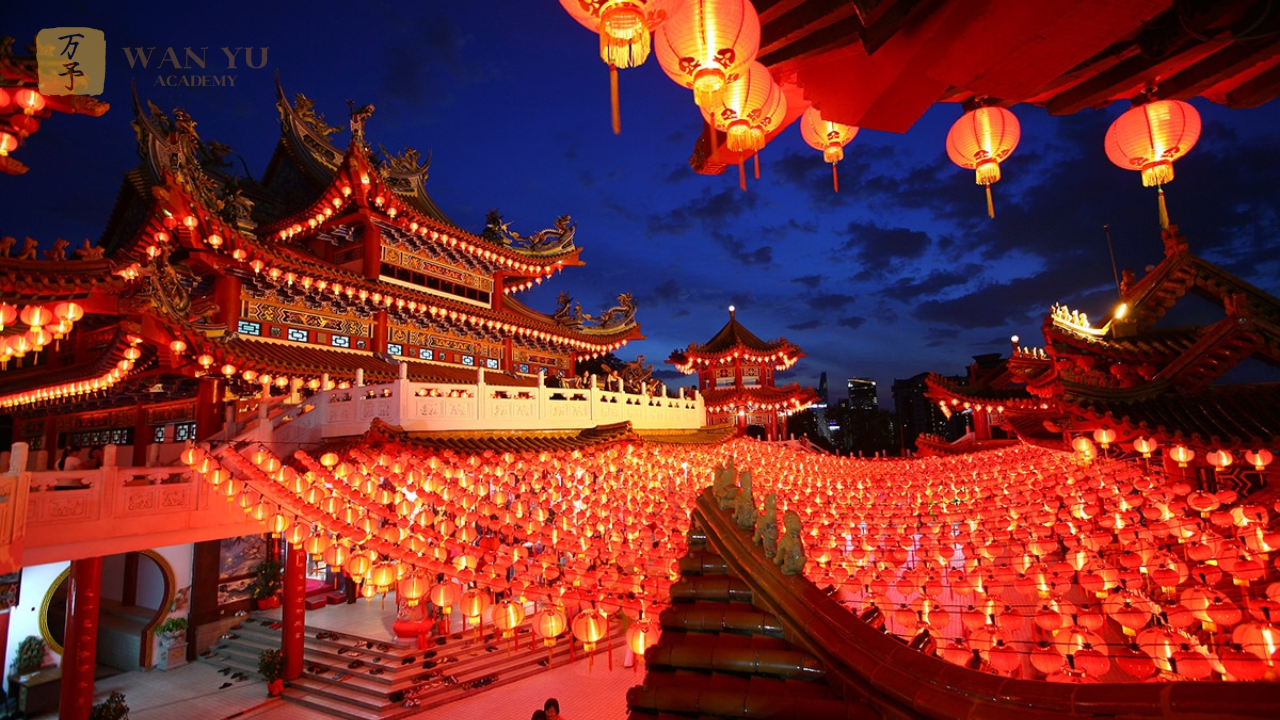 Bạn có từng thắc mắc vì sao Tết Nguyên Đán ở Trung Quốc lại được xem là một trong những lễ hội lớn và rực rỡ nhất thế giới? Không chỉ là thời khắc chuyển giao năm mới, Tết Trung Quốc còn là biểu tượng của văn hóa, tâm linh và truyền thống kéo dài hàng nghìn năm. Đây cũng là khoảng thời gian tuyệt vời để du khách khám phá những nét đẹp đặc sắc của nền văn minh phương Đông.