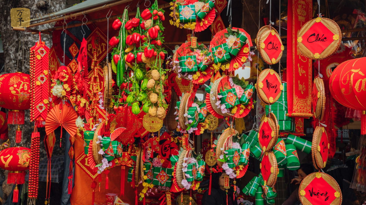 Tết cổ truyền luôn là dịp lễ lớn và thiêng liêng nhất đối với các quốc gia Á Đông. Tuy cùng dựa trên lịch Âm và cùng mang ý nghĩa đoàn viên, nhưng Tết Trung Quốc (Xuân Tiết) và Tết Việt Nam (Tết Nguyên Đán) lại có rất nhiều điểm khác biệt thú vị từ thời gian, phong tục, ẩm thực đến không khí lễ hội. Nếu bạn đang muốn tìm hiểu sâu hơn về văn hóa phương Đông, đặc biệt là văn hóa Trung Hoa, đây sẽ là chủ đề mở đầu tuyệt vời.
