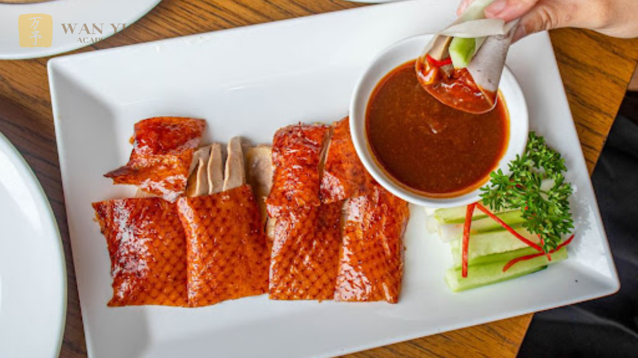 Nếu bạn là người yêu ẩm thực Á Đông, đặc biệt là các khóa học về văn hoá – ngôn ngữ – du lịch Trung Hoa, thì hành trình khám phá món vịt quay Bắc Kinh dưới đây sẽ là một “kho tư liệu vàng”. Không chỉ là món ăn trứ danh, vịt quay Bắc Kinh còn chứa đựng câu chuyện lịch sử, kỹ thuật chế biến công phu và tinh thần ẩm thực đặc sắc của người Trung Quốc. Và nếu bạn muốn đào sâu hơn vào văn hóa – ngôn ngữ Trung Hoa để phục vụ công việc, học tập hoặc kinh doanh ẩm thực, Wan Yu Academy chính là nơi bạn có thể bắt đầu.