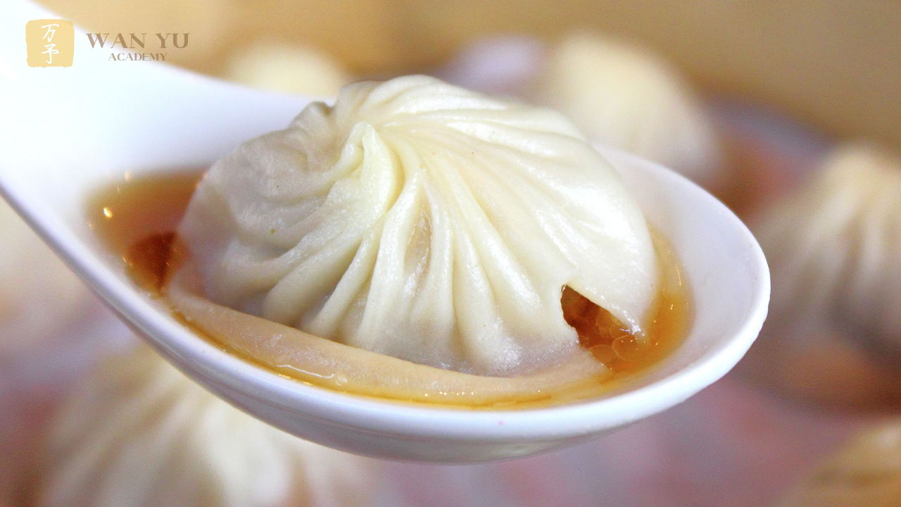 Trong vô số tinh hoa ẩm thực Trung Hoa, Xiao Long Bao (Tiểu long bao) luôn nằm trong danh sách những món ăn khiến thực khách phải trầm trồ vì vẻ ngoài thanh lịch và kỹ thuật chế biến cầu kỳ. Không chỉ là một chiếc bánh bao hấp đơn thuần, Xiao Long Bao còn là “tuyệt tác” dim sum khiến người ăn bất ngờ bởi lớp vỏ mỏng tang, nhân thịt đậm vị và phần nước súp nóng hổi ẩn bên trong. Nếu bạn là tín đồ ẩm thực Á Đông hoặc đang muốn tìm hiểu sâu hơn về văn hóa bếp Hoa, đây chính là món ăn không thể bỏ qua.